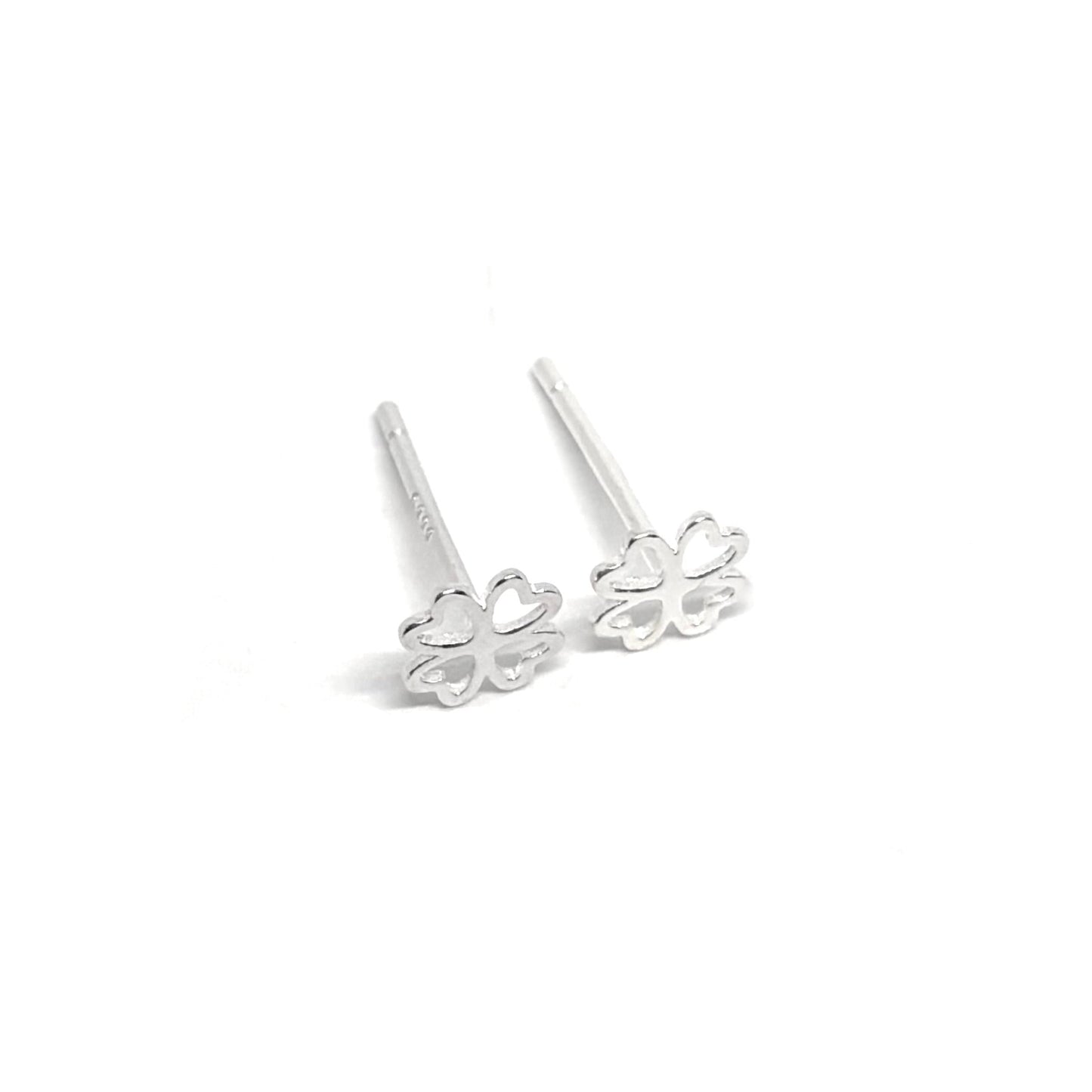 Boucles d'oreilles puces en argent 925, ornées de trèfles à quatre feuilles, symbole de chance et de prospérité. Design minimaliste et élégant, avec des puces de 0,8 cm, idéales pour un look discret mais raffiné. Parfaites pour le quotidien ou pour ajouter une touche de symbolisme à une occasion spéciale, ces boucles garantissent une brillance durable grâce à l'argent 925. Un choix parfait pour celles qui souhaitent allier élégance simple et signification profonde.