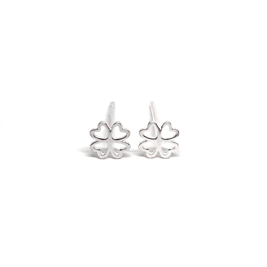 Boucles d'oreilles puces en argent 925, ornées de trèfles à quatre feuilles, symbole de chance et de prospérité. Design minimaliste et élégant, avec des puces de 0,8 cm, idéales pour un look discret mais raffiné. Parfaites pour le quotidien ou pour ajouter une touche de symbolisme à une occasion spéciale, ces boucles garantissent une brillance durable grâce à l'argent 925. Un choix parfait pour celles qui souhaitent allier élégance simple et signification profonde.