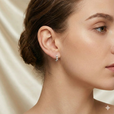 Anneau d’oreille en argent 925 serti de pierres blanches, bijou élégant et raffiné pour femme