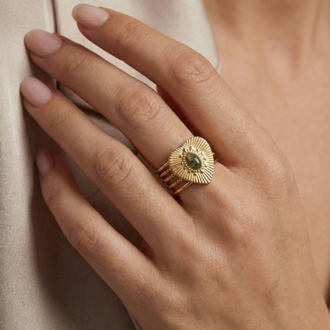 Bague acier inoxydable doré cœur strié jade portée sur doigt