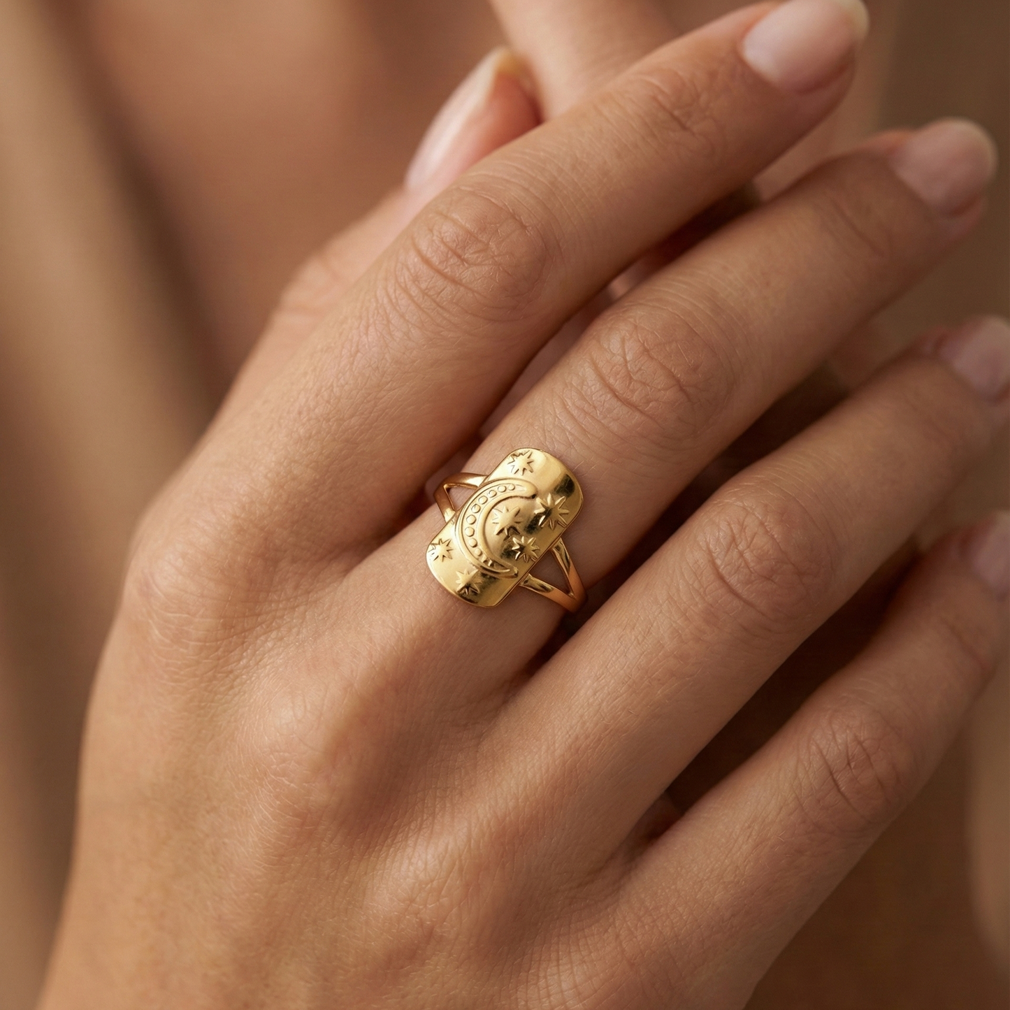 Bague acier inoxydable doré étoiles gravées mystique portée sur doigt