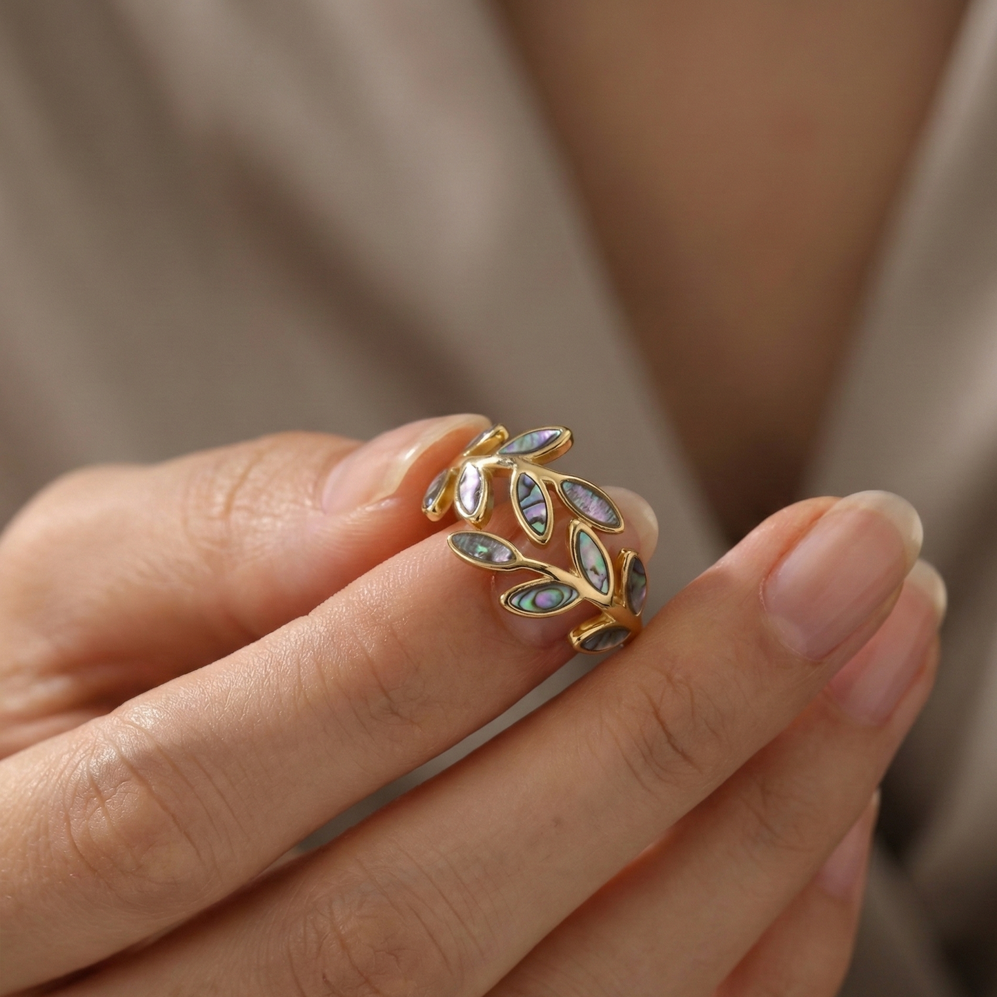 Bague acier inoxydable doré feuillage coquilles d’ormeau portée