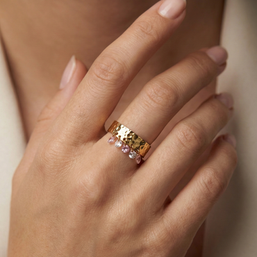 Bague acier inoxydable doré martelée pampilles pastel portée