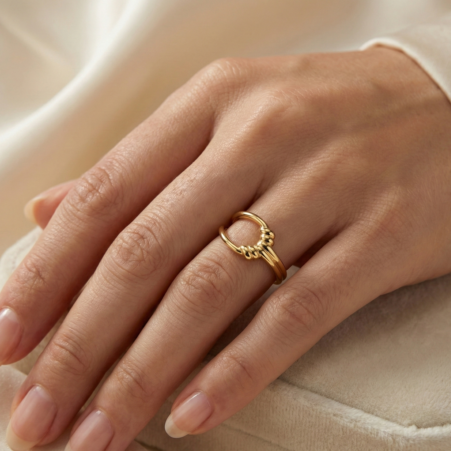 Bague acier inoxydable doré nœud portée sur doigt