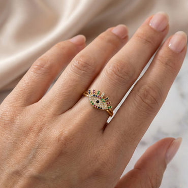 Bague acier inoxydable doré œil protecteur multicolore portée sur doigt