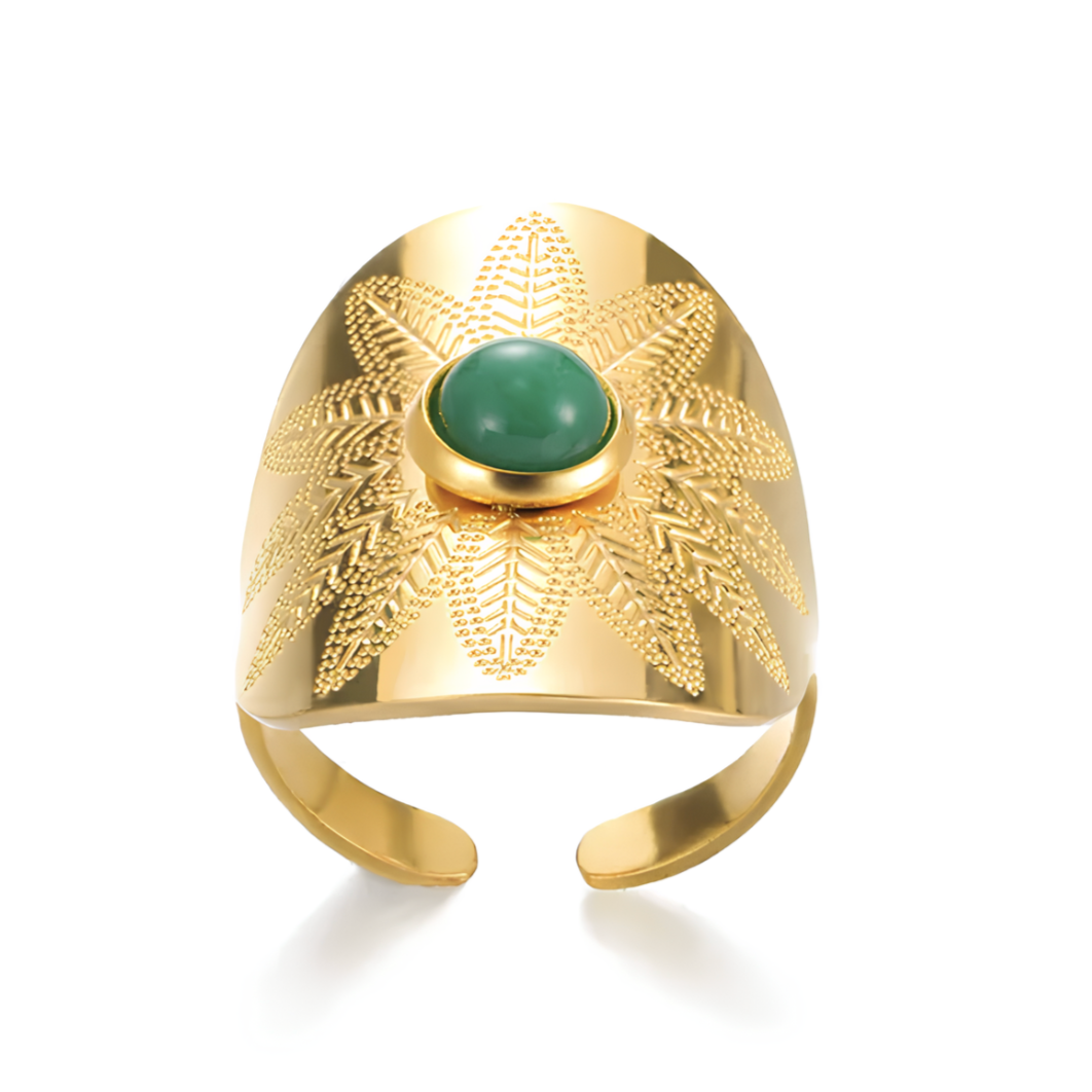 Ajoutez une touche de sophistication naturelle à votre look avec cette bague manchette en acier inoxydable doré, délicatement gravée d’un motif feuille et ornée d’une pierre verte lumineuse. Un bijou au design ouvert et texturé, à la fois moderne et symbolique.