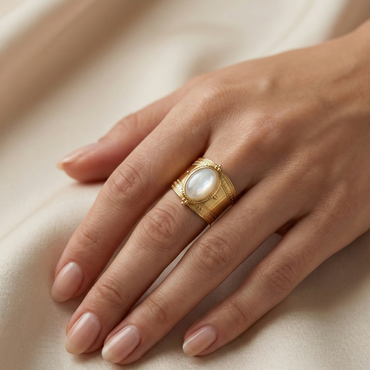 Bague acier inoxydable doré pierre blanche portée sur doi