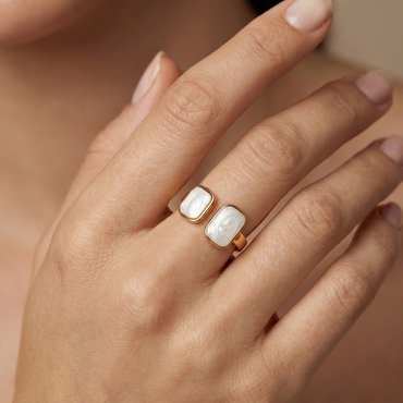 bague acier inoxydable doré rectangle émaillé blanc vue large