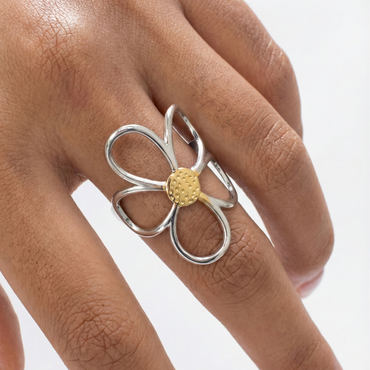 Bague acier inoxydable fleur pétales argent portée sur doigt
