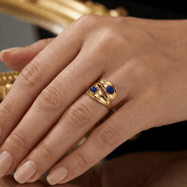 Bague ajustable en acier inoxydable doré à double anneau sertie de pierres bleues, design contemporain, hauteur 1,8 cm, usage quotidien