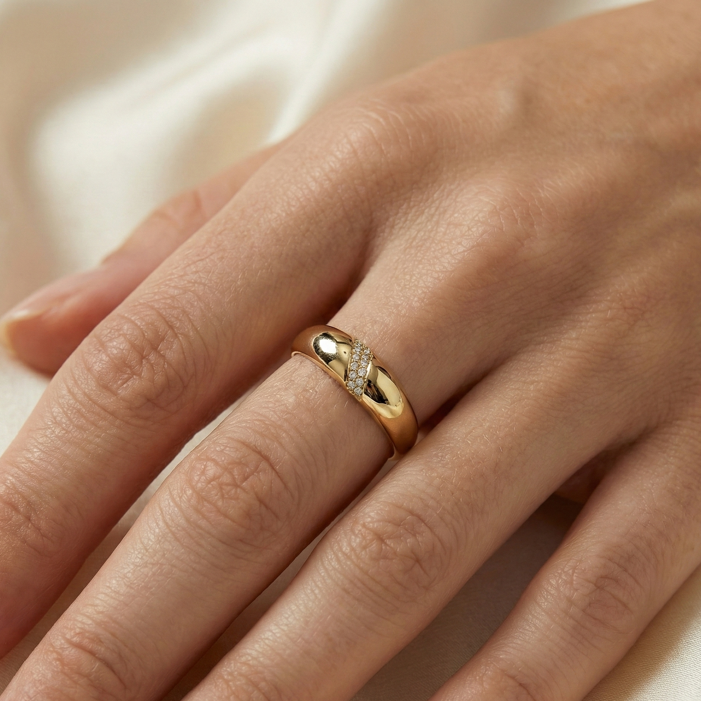 Bague bombée dorée or 18k à finition miroir avec pavé diagonal de zircons scintillants, design élégant et intemporel