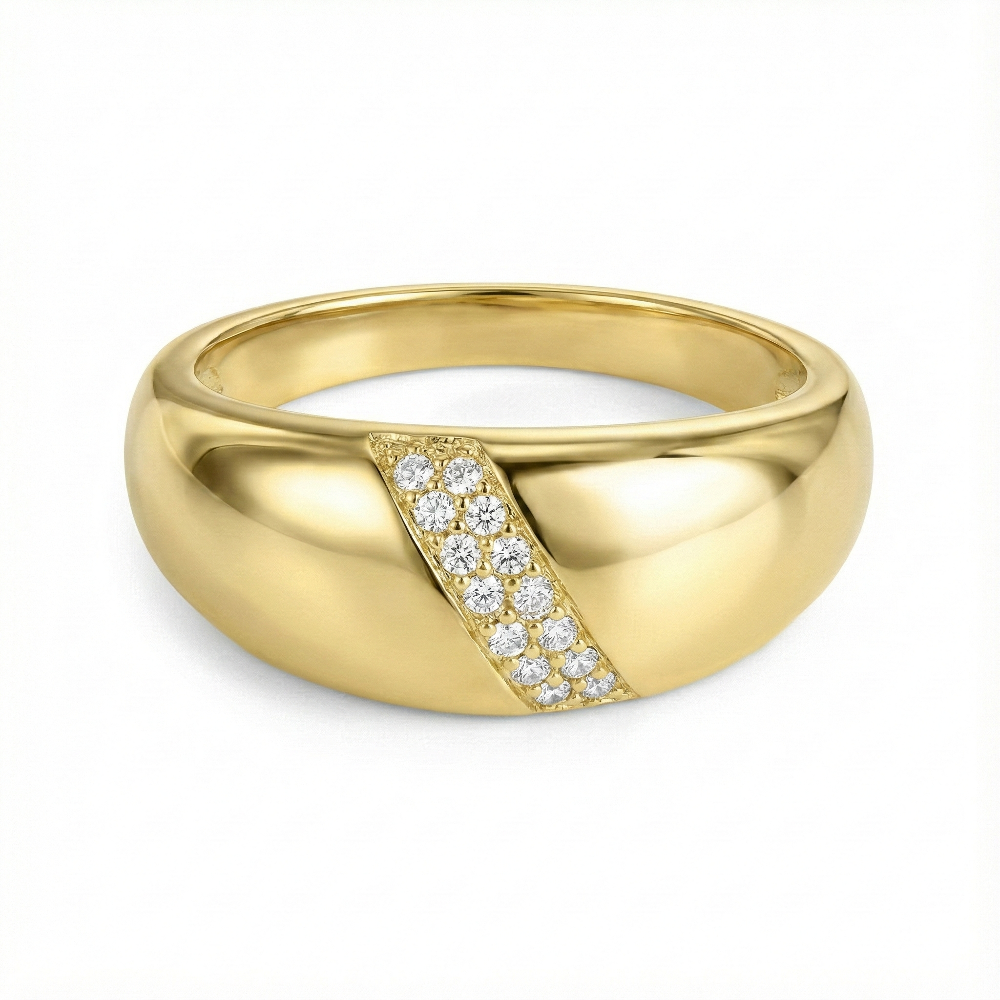 Bague bombée dorée or 18k à finition miroir avec pavé diagonal de zircons scintillants, design élégant et intemporel