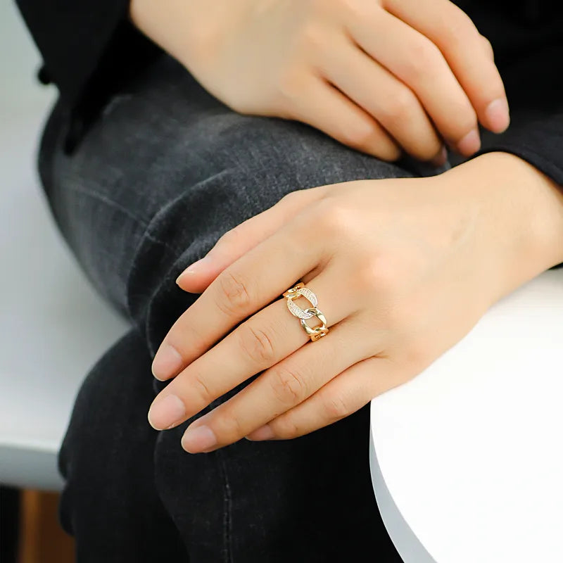 Bague dorée or 18K en forme de chaîne avec zircons, modèle ouvert ajustable.