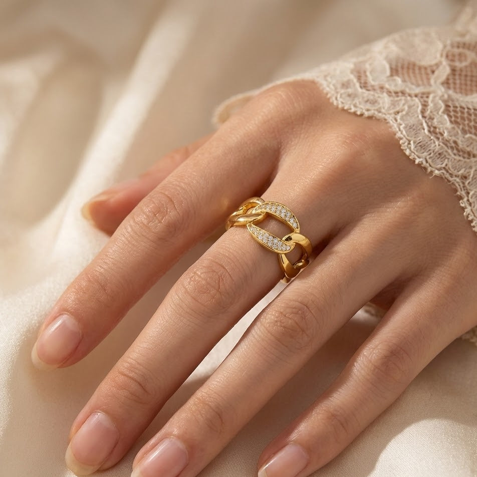 Bague dorée or 18K en forme de chaîne avec zircons, modèle ouvert ajustable.