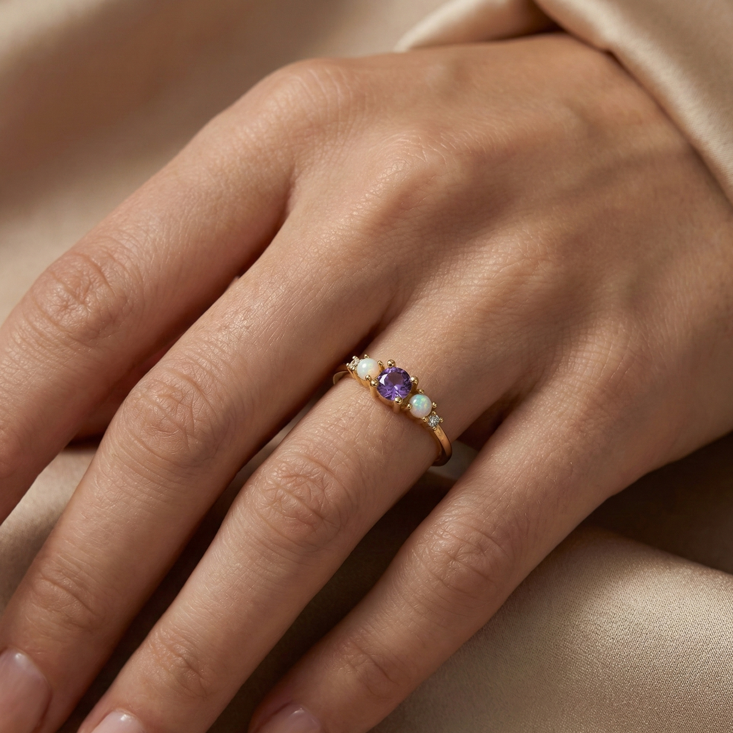 Bague doré à l’or 18k avec pierre violette, opales et zircons