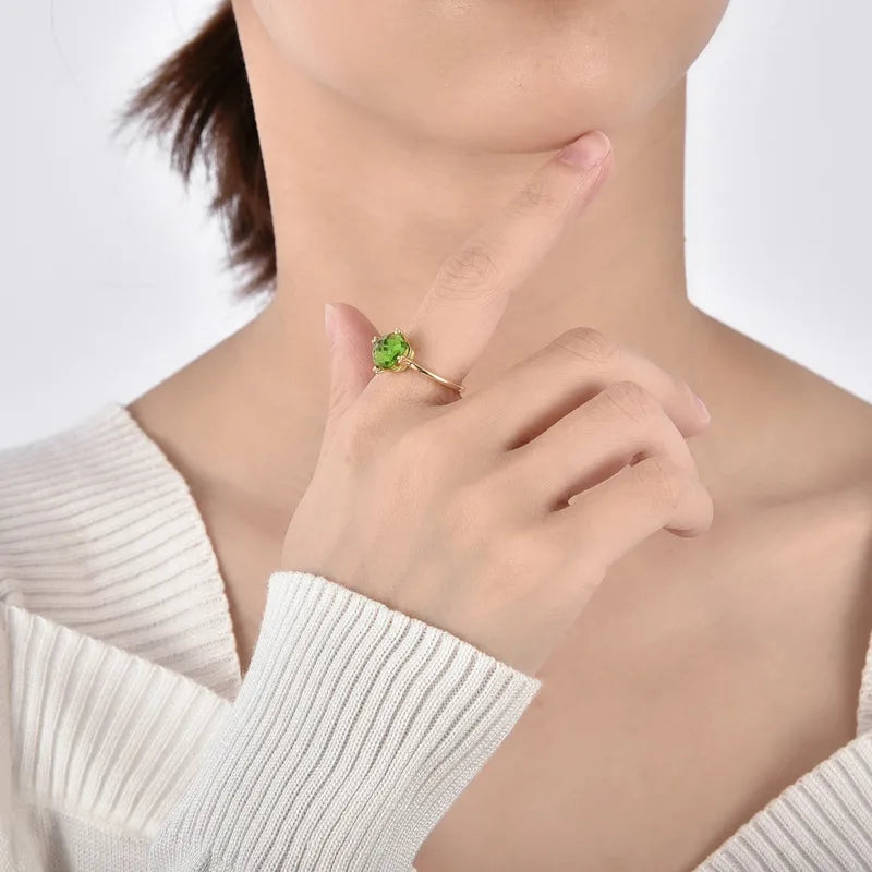 Bague en acier inoxydable doré pour femme, ornée d’une pierre verte facettée sertie en solitaire, au design élégant et lumineux, parfaite pour un style chic et moderne.