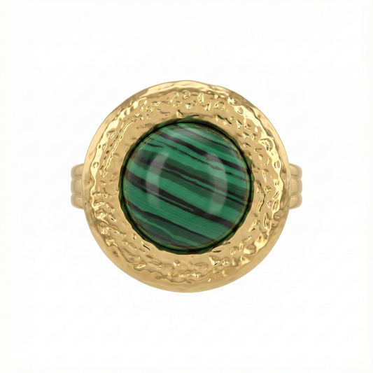 Bague dorée martelée avec pierre malachite verte
