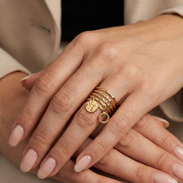 Bague dorée multi-rangs avec breloques martelées