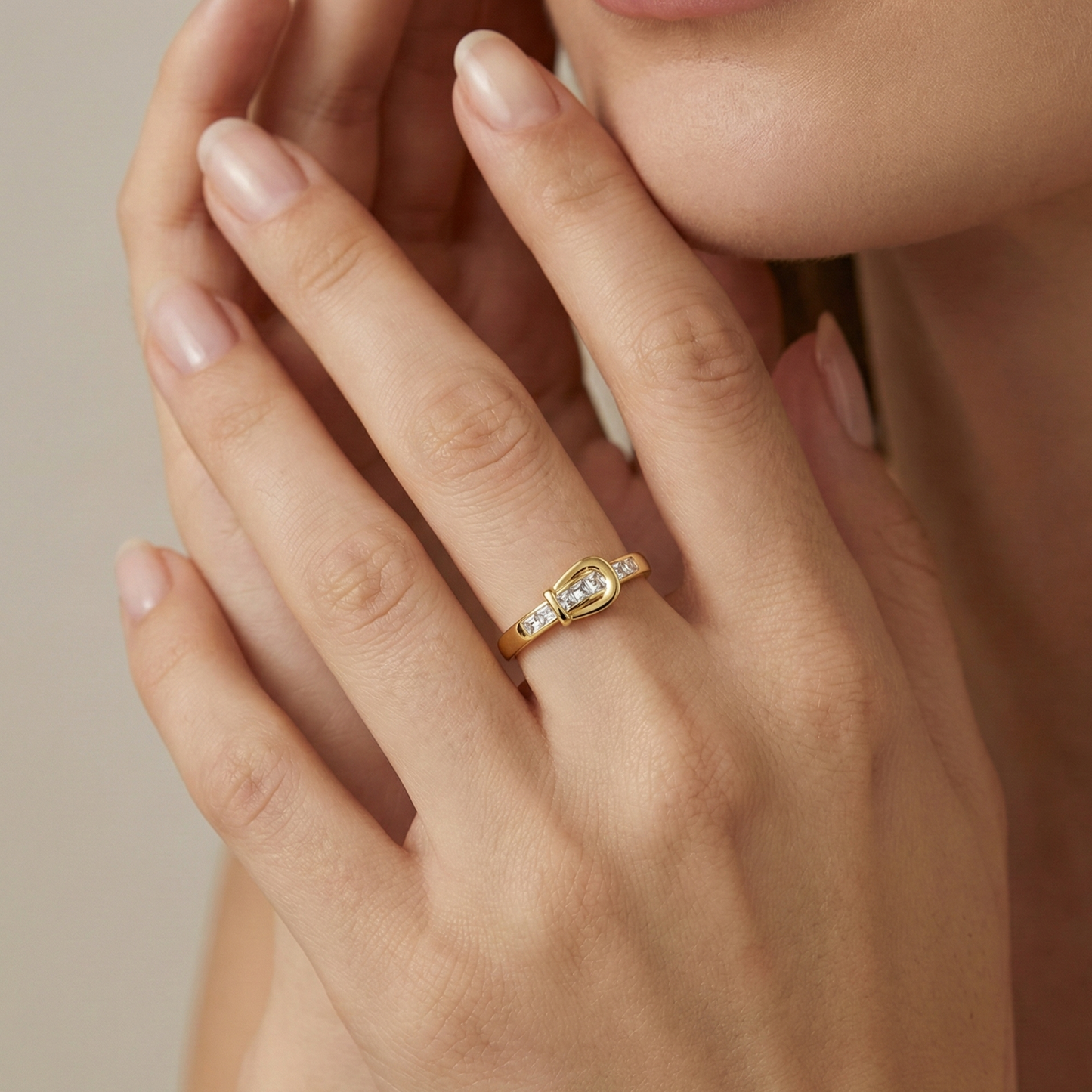 Bague dorée or 18k motif ceinture avec boucle mobile articulée et zircons blancs sertis, bijou contemporain et graphique