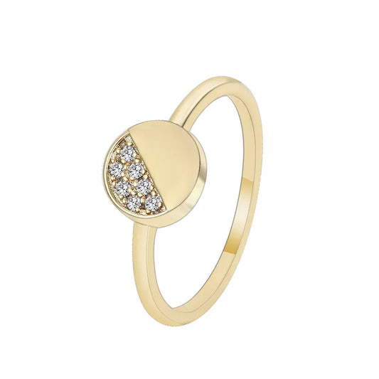 Bague dorée or 18K pour femme, au design géométrique minimaliste avec un cercle moitié doré moitié serti de zircons blancs, au style moderne et intemporel, parfaite pour un look chic et structuré.