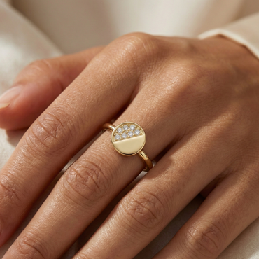 Bague dorée or 18k avec cercle central géométrique moitié lisse moitié sertie de zircons blancs, bijou minimaliste moderne