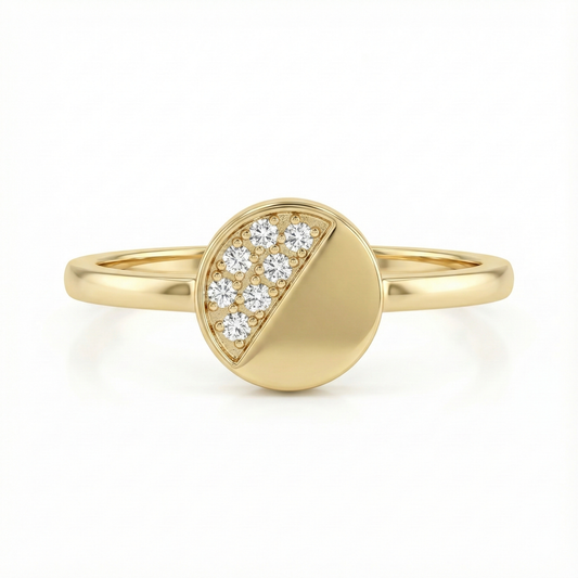 Bague dorée or 18k avec cercle central géométrique moitié lisse moitié sertie de zircons blancs, bijou minimaliste moderne