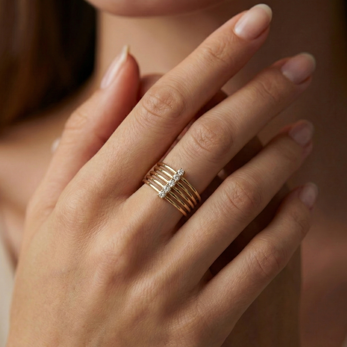 Bague dorée or 18k à cinq anneaux parallèles avec ligne centrale de strass scintillants, design architectural moderne