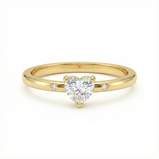 Bague dorée or 18k avec zircon blanc en forme de cœur et petits zircons latéraux, bijou romantique minimaliste et élégant