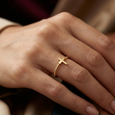 Bague dorée or 18k avec croix lisse horizontale et anneau torsadé