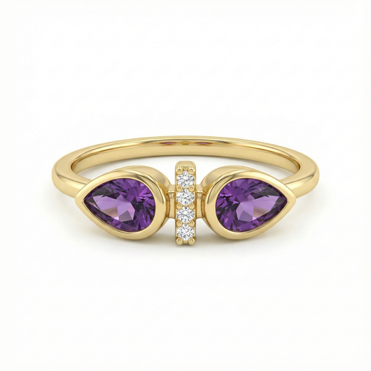 Bague dorée or 18k avec deux pierres violettes taille goutte et ligne de strass scintillants, design asymétrique élégant