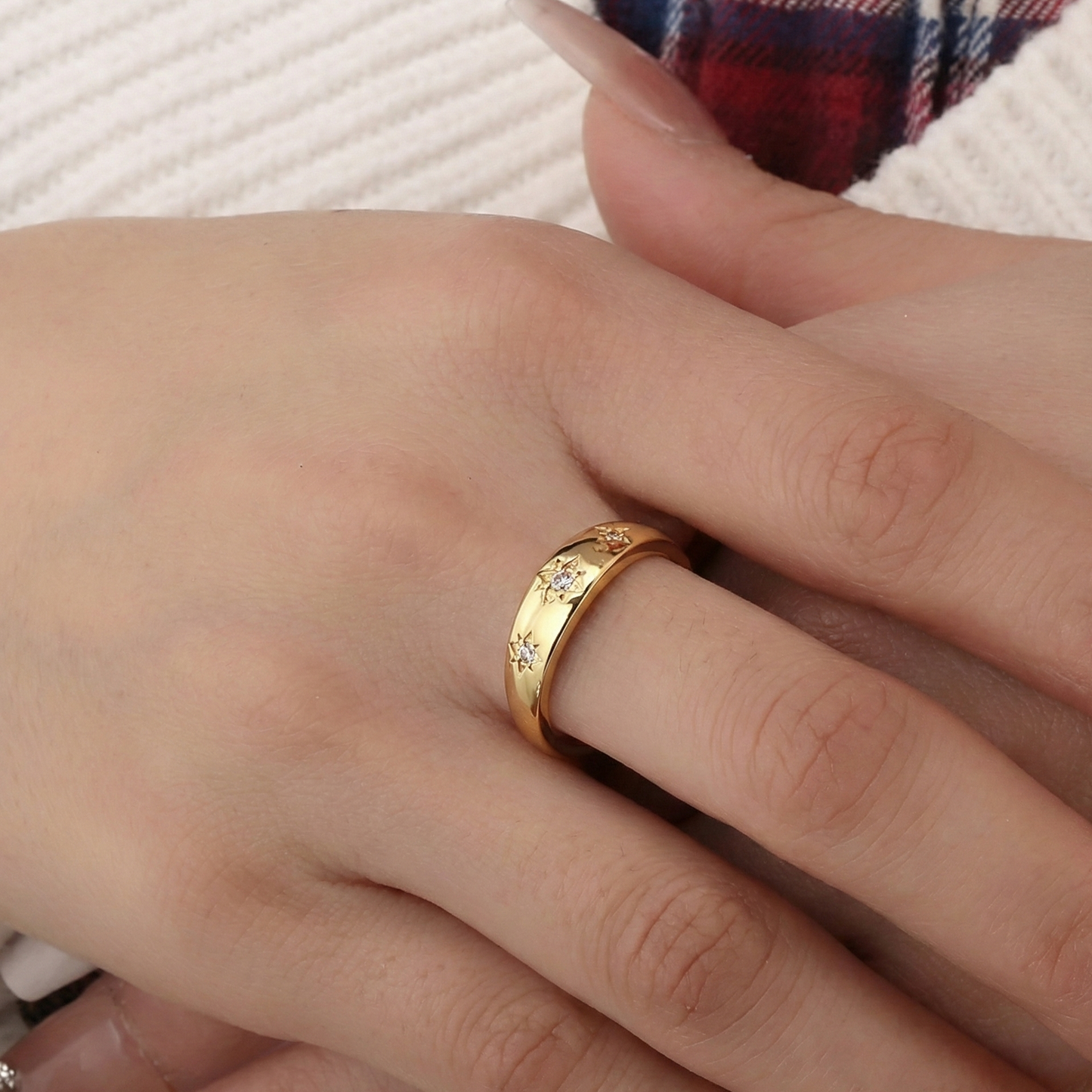 Bague dorée or 18k avec étoiles gravées à huit branches et strass scintillants, bijou astral minimaliste et élégant