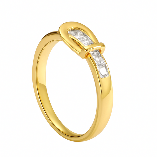 Bague dorée or 18K pour femme, au motif nœud contemporain orné de zircons étincelants, au design fluide et épuré, symbole de lien, d’élégance et de modernité raffinée.