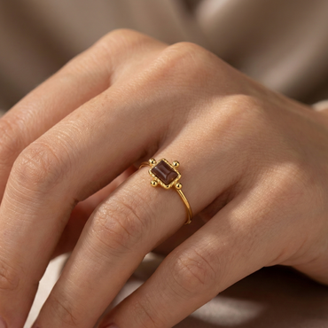 Bague dorée or 18k avec pierre prune rectangulaire et détails perlés d’inspiration antique