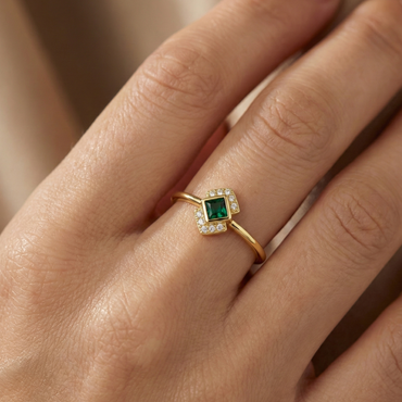 Bague dorée or 18k avec pierre verte carrée facettée entourée de zircons blancs, bijou rétro chic et élégant