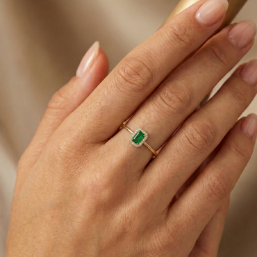 Bague dorée or 18k avec pierre verte rectangulaire imitation émeraude entourée de zircons blancs, bijou style Art déco élégant et intemporel