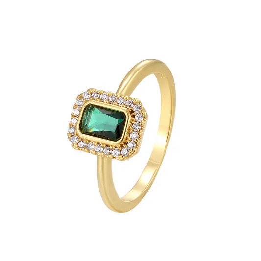 Bague dorée or 18K pour femme, sertie d’une pierre verte rectangulaire façon émeraude entourée de zircons blancs scintillants, au style Art déco chic et intemporel, symbole d’élégance et de caractère.