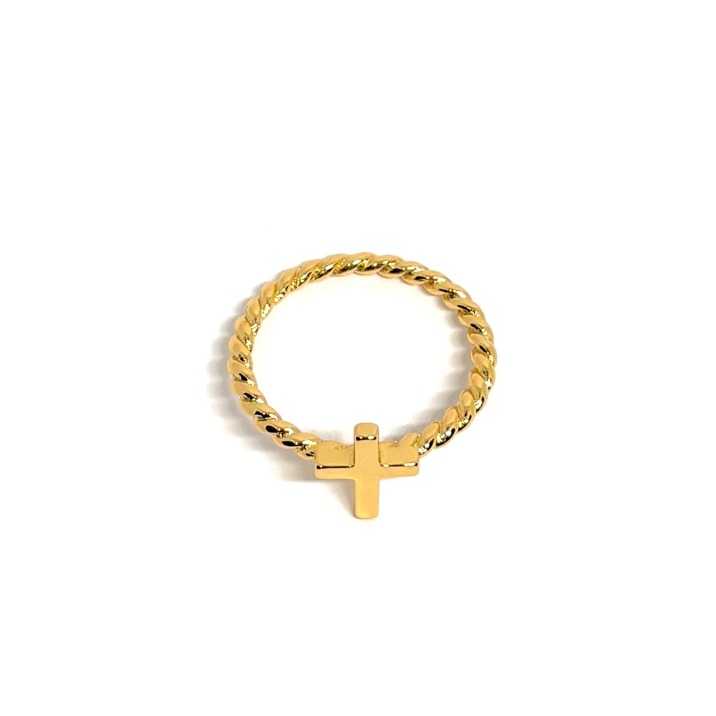 Bague femme dorée en or 18K avec croix horizontale lisse sur anneau torsadé. Bijou minimaliste et symbolique, raffiné et spirituel, parfait pour un look élégant et moderne