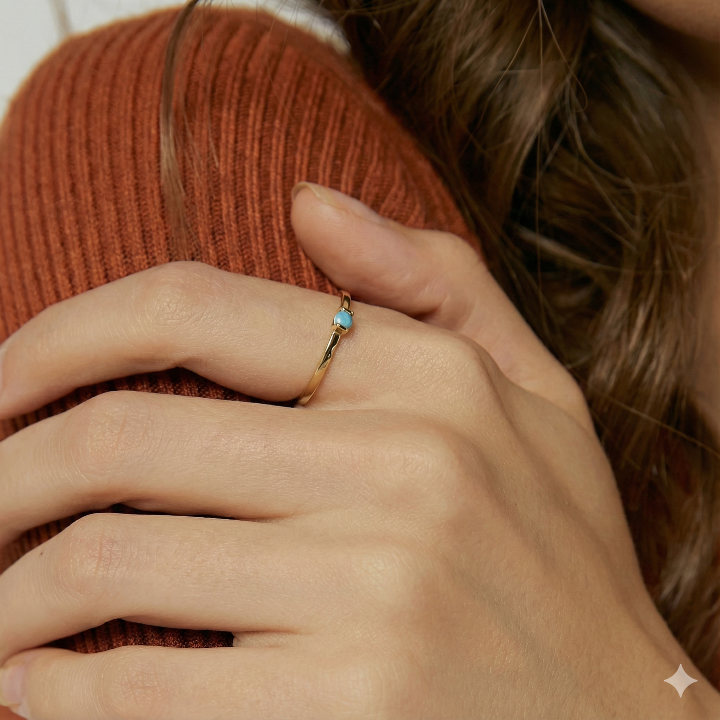 Bague fine dorée or 18k avec pierre turquoise facettée, design minimaliste élégant