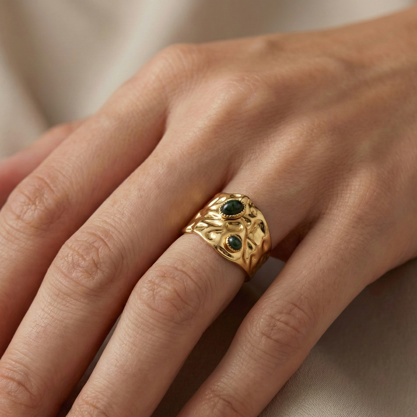 bague large acier inoxydable doré martelée pierres vertes vue frontale