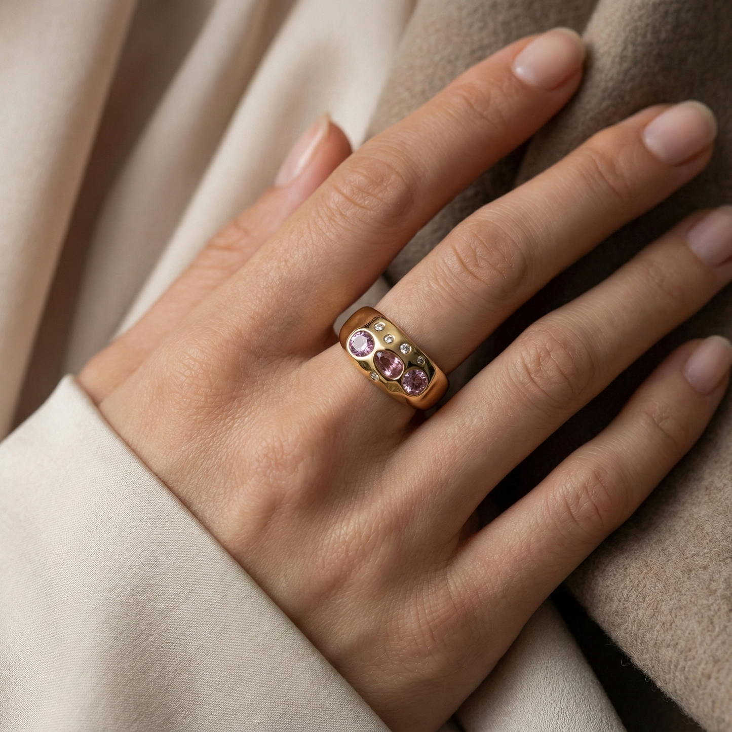 Bague large dorée sculpturale avec cristaux colorés