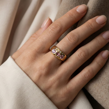 Bague large dorée sculpturale avec cristaux colorés