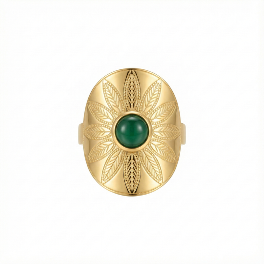 Bague manchette large en acier inoxydable doré, gravée de motifs feuilles avec une pierre verte centrale ovale.