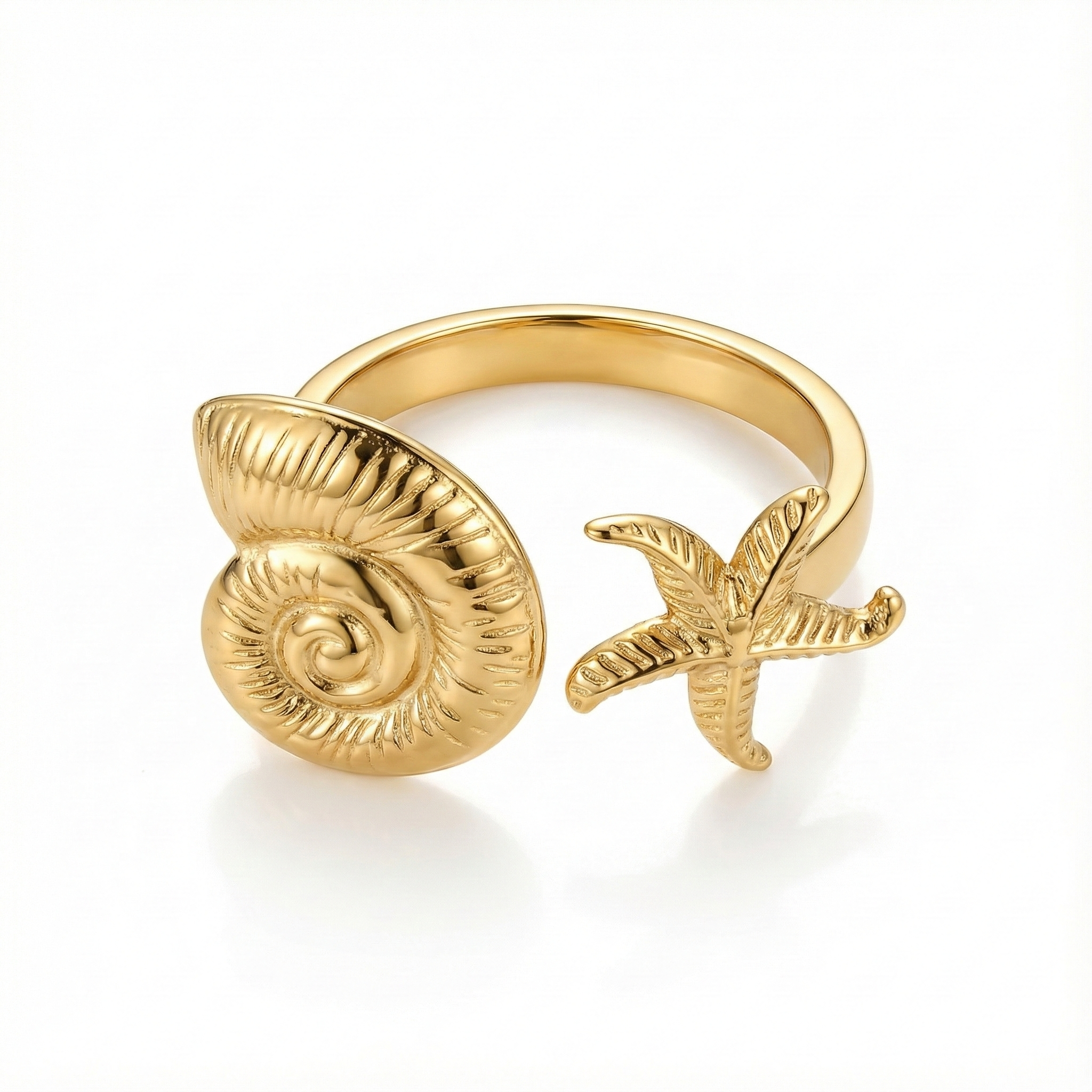 Bague ouverte ajustable style toi et moi : duo étoile de mer et coquillage dorés en acier inoxydable.
