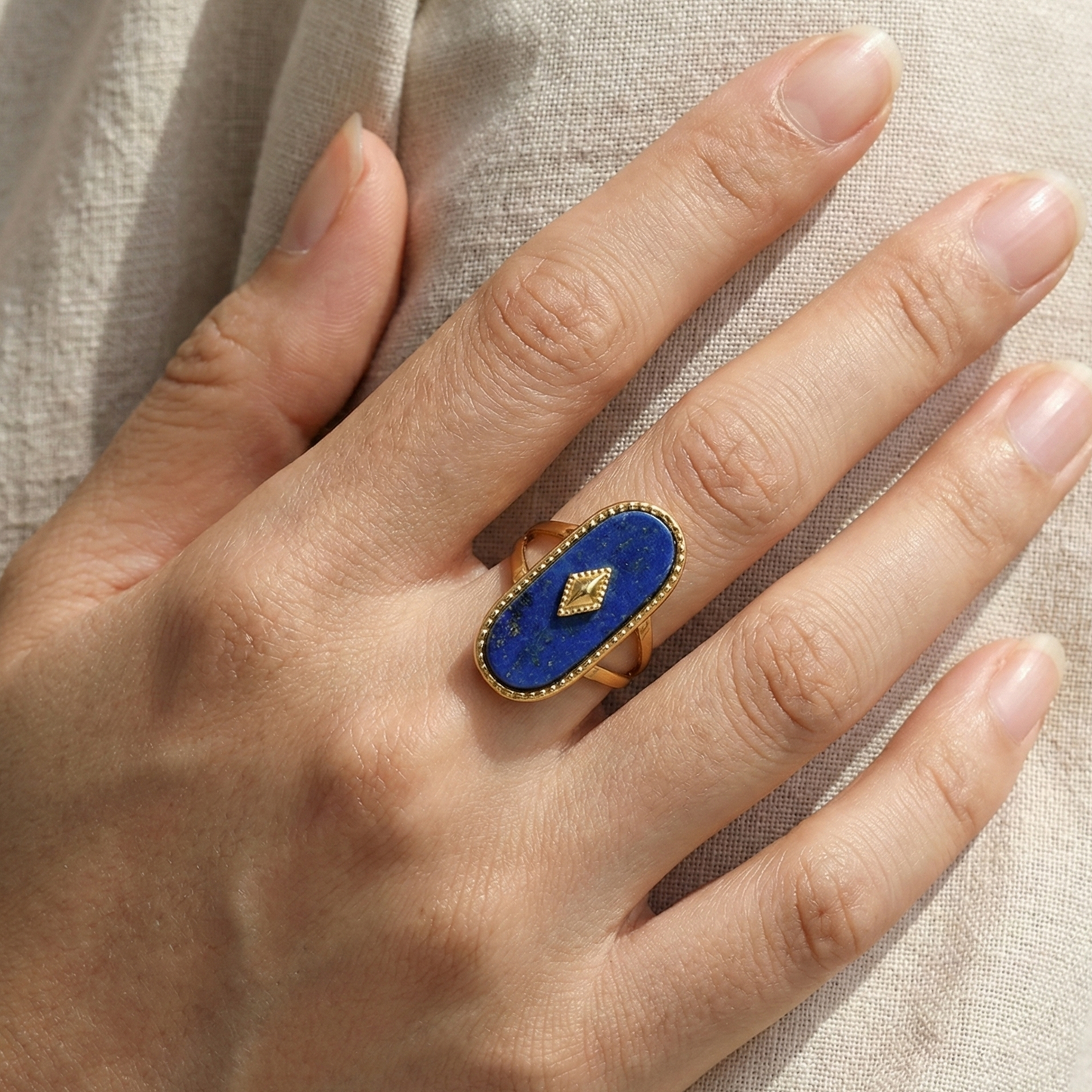 Bague dorée ornée d'une pierre naturelle Lapis Lazuli ovale, bijou bleu nuit et or en acier inoxydable.