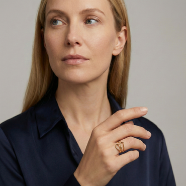 Bague dorée en acier inoxydable à forme ouverte sculpturale, design contemporain et ajustable