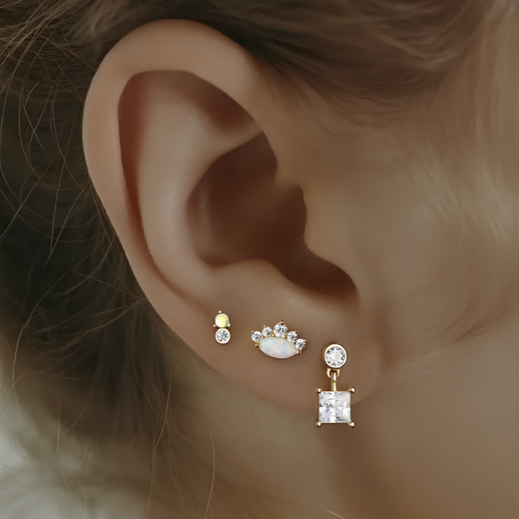 Ajoutez une touche de brillance et de magie à votre style avec cette boucle d'oreille unique en argent 925 doré à l'or fin, ornée d'un zircon scintillant et d'une petite opale éclatante. Le zircon, délicatement positionné au-dessus de l'opale, crée un contraste fascinant qui met en valeur la luminosité de chaque pierre. Avec sa hauteur de 0,5 cm, ce bijou discret mais élégant est parfait pour ajouter une touche de raffinement à vos tenues, tout en apportant une note subtile de luxe.