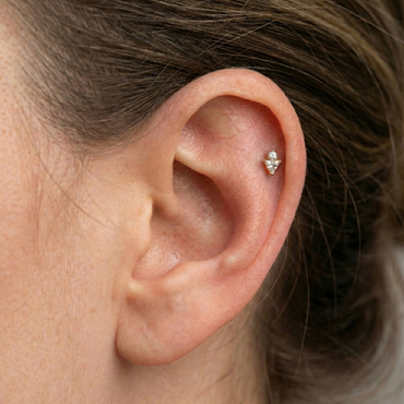 Boucle d’oreille unique argent 925 doré or 18 k triangle zirconium portée