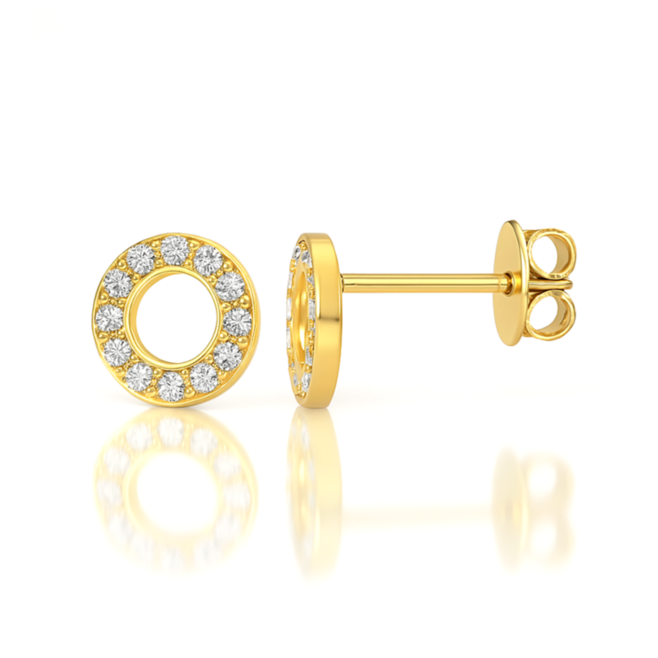 Ajoutez une touche de raffinement et de lumière à votre look avec ces boucles d'oreilles clous en argent 925 doré à l'or fin, décorées de cercles élégants et de zircons scintillants. Les cercles symbolisent l'éternité et l'infinie beauté, tandis que les zircons apportent une brillance éclatante et un éclat intemporel. Le doré à l'or fin de l'argent 925 diffuse une lumière chaleureuse et luxueuse, mettant en valeur le design simple mais sophistiqué des cercles.
