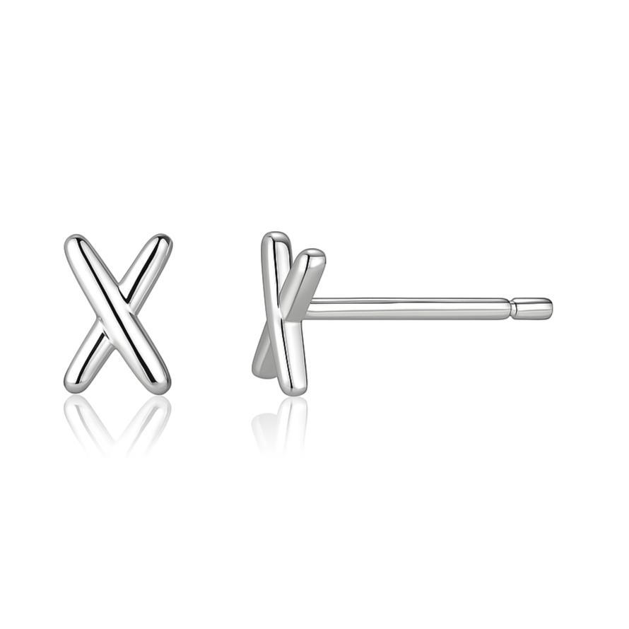 Ajoutez une touche de spiritualité et de style à votre look avec ces boucles d'oreilles puces en argent fin 999, ornées de petites croix X. Ces puces délicates sont parfaites pour celles qui recherchent un bijou à la fois élégant et symbolique. La croix X, un symbole de foi et de protection, est sublimée par l'éclat pur et intemporel de l'argent fin 999, créant un accessoire chic et moderne.