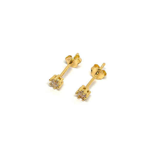 Boucles d’oreilles clous en argent 925 doré à l’or fin avec zircon étincelant. Bijou doré élégant, raffiné, hypoallergénique et lumineux.